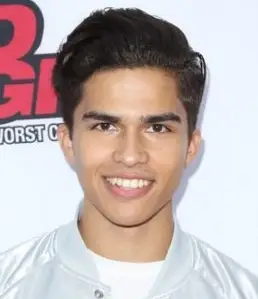 Il corpo di Alex Aiono misura il peso pionge delle scarpe statistiche organiche