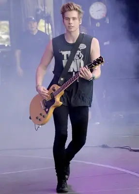 Luke Hemmings Height Weight Body Shape