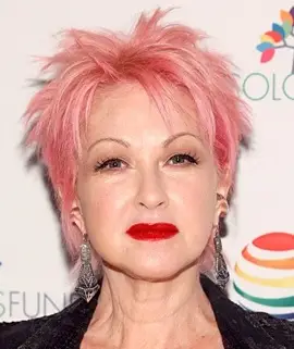 Il reggiseno Cyndi Lauper misura le dimensioni dell'età con l'età