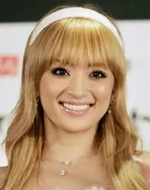 Il corpo di Ayumi Hamasaki misura l'altezza del peso del dispositivo di fissaggio