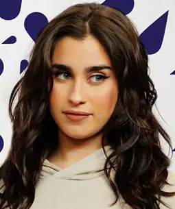 Lauren Jauregui misura le dimensioni della pera del fatto di ciò che è stato fatto