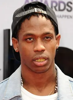 Travis Scott pesa le misure del corpo