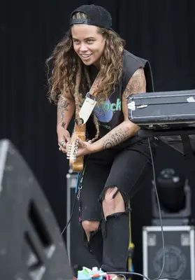 Tash Sultana Height Weight Shoe Size