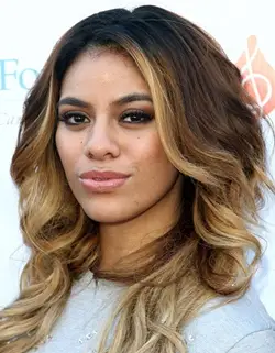Dinah Jane che pesa sacerdote