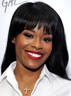 Le banche Azealia pesa le misure del corpo