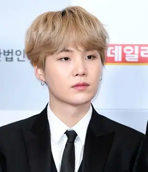 Il corpo di Min Yoongi misura il peso della scarpa fatta di etnia