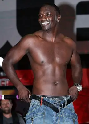 Akon Body Measurements