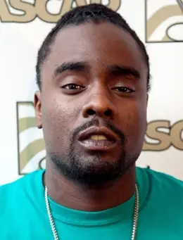 Il corpo del rapper Wale misura il peso della scarpa etnica fatta