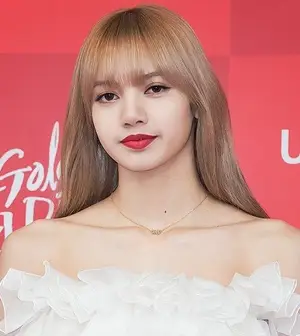 Il corpo di Lalisa Manoban misura il peso della scarpa creata