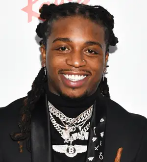 Jacquees que avaliam o tamanho do tamanho dos sapatos para os fatos feitos
