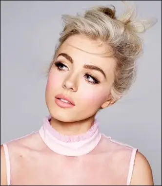 Singer Samantha Harvey