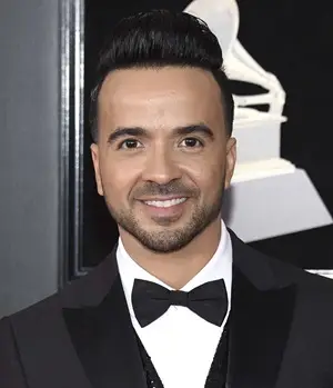Luis Fonsi Peso del peso delle dimensioni delle statistiche vitali della scarpa