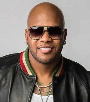 Il rapper Flo Rida misura la dimensione organica delle dimensioni della pera