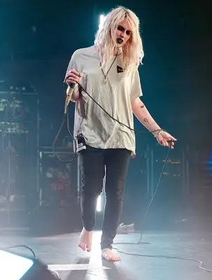 Laura Les Height Weight Shoe Size