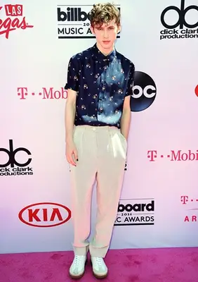 Troye Sivan Height Weight Body Shape