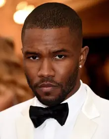 Frank Ocean misura il peso del peso delle scarpe