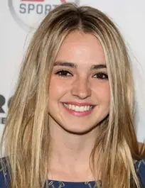 Katelyn Tarver misura il peso del reggiseno