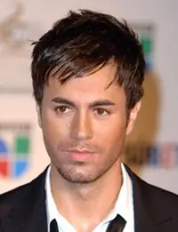 Enrique Iglesias misura la dimensione del peso delle statistiche vitali delle scarpe