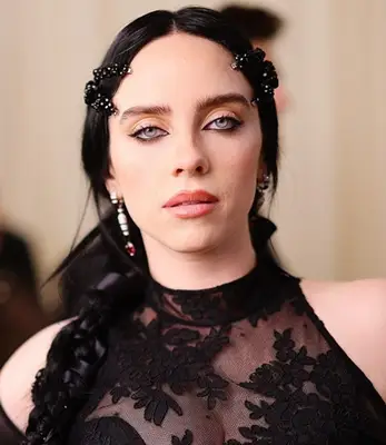 Billie Eilish Body misura il peso dimensioni del peso statistiche vitali