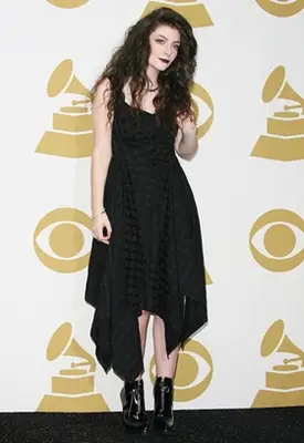 Lorde Height Body Shape
