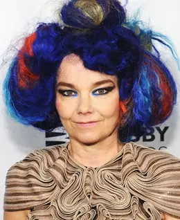 Il corpo di Bjork misura la dimensione del peso delle dimensioni etniche di scarpe etniche realizzate