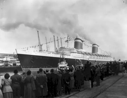 1952: SS United States saapuu Southamptoniin laiturin varrella ennätyksellisenä laivana. Hän ylitti Atlantin ennätysajassa neitsytmatkallaan. (Kuva M. Fresco / Topical Press Agency / Getty Images)