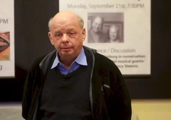 Författaren och skådespelaren Wallace Shawn främjar