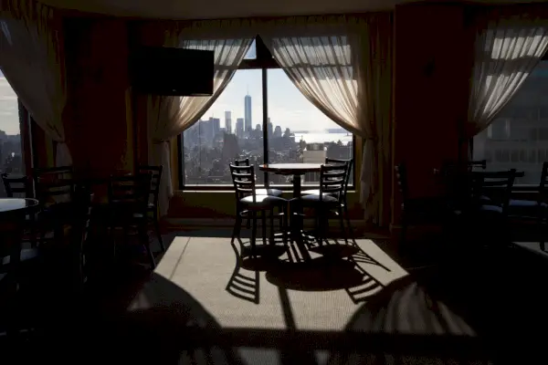 Sala śniadaniowa na 39. piętrze, prawdopodobnie najpiękniejsze miejsce, w którym można zjeść bezpłatne śniadanie kontynentalne w Nowym Jorku (Michael Nagle/Startracker)