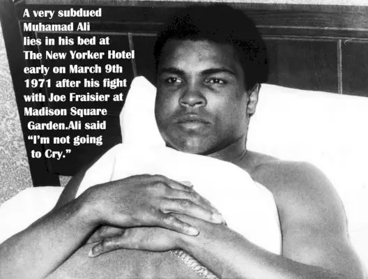 Muhammad Ali dochodzi do siebie w apartamencie po przegranej walce stulecia. (Archiwum hotelowe)