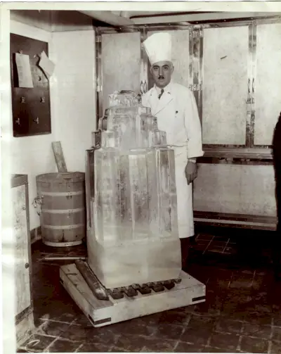 Szef kuchni z tortowym modelem hotelu. Kiedyś „New Yorker”.