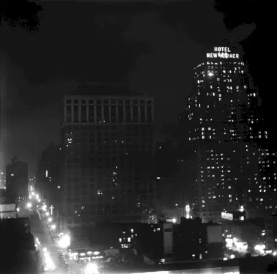 Hotel New Yorker, nocą. (Archiwum hotelowe)