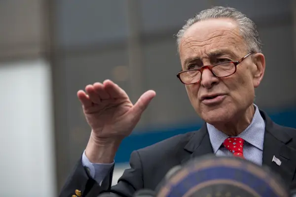 Senaattori - ja todennäköisesti tuleva enemmistön johtaja - Charles Schumer.
