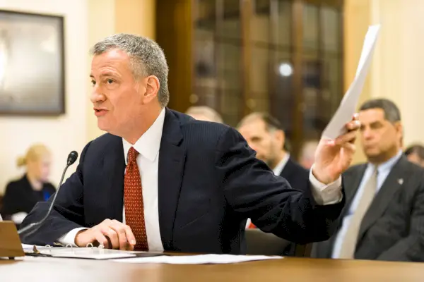 Pormestari Bill de Blasio todistaa parlamentin terrorismin leikkauksia käsittelevälle alavaliokunnalle.