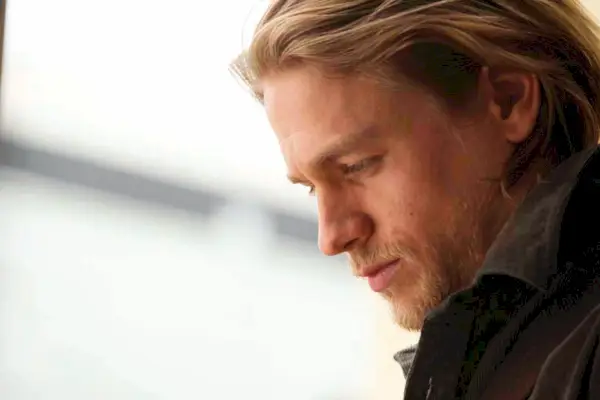 Elokuva-arvostelu: The Ledge ottaa uskon harppauksen ja tulee lyhyeksi