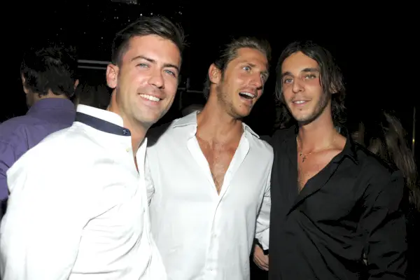 Päivitetty: Oliko Paris Hiltonin entinen Stavros Niarchos syyllinen pullopalvelutaistelusta ja prinssi Casiraghin murtuneesta leuasta?