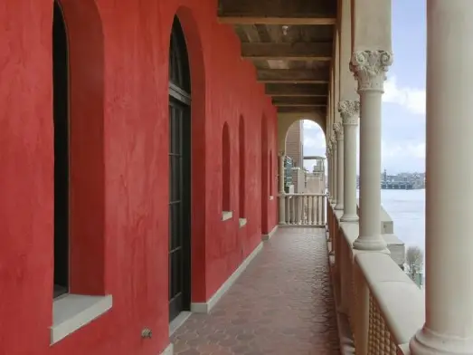 Julian Schnabelin Palazzo Chupi uppoaa 59 miljoonasta dollarista 38 miljoonaan dollariin.