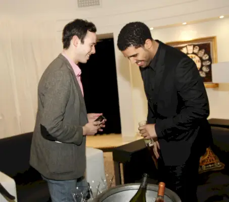 Lyhyt keskustelu Draken kanssa yöaikatauluista ja iso-Derriere'd -naisista, joilla on suklaakastiketta