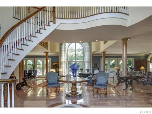 Durstin syyttäjä ja oikeushenkilö Jeanine Pirro listaa Westchester Villan hintaan 4,9 miljoonaa dollaria