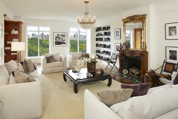 Notera de glada små träden.