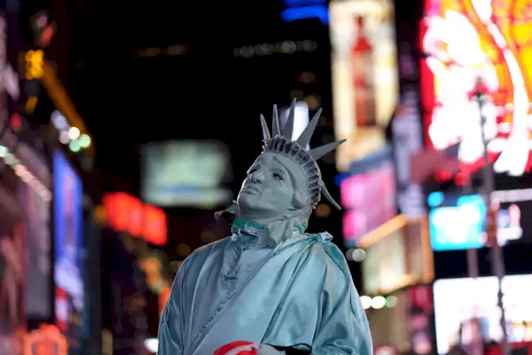 Vapaudenpatsaalle pukeutunut mies Times Squarella, New Yorkissa (kuva: JEWEL SAMAD/AFP/Getty Images)