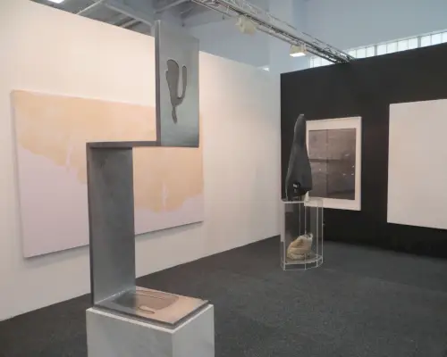 Installaatiokuva galleriassa.