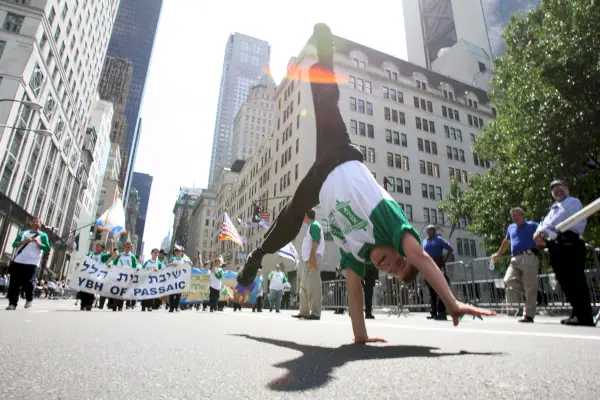 Yitzie Nissel, de 9 anys, de Passaic, NJ, demostra el seu orgull per Israel a la 5th Avenue. (Hiroko Masuike/Getty Images)