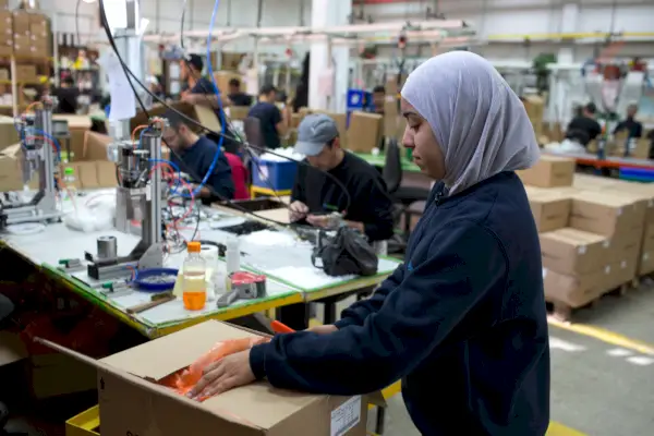 Una dona palestina treballa a la fàbrica israeliana SodaStream al parc industrial de Mishor Adumim, al costat de l'assentament de Maale Adumim a Cisjordània. L'empresa dóna feina a 800 palestins i 500 israelians a la planta. (MENAHEM KAHANA/AFP/Getty Images)