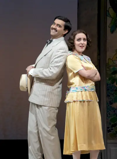 Kaksi laulajaa seisoo vastakkain Met Operan lavalla