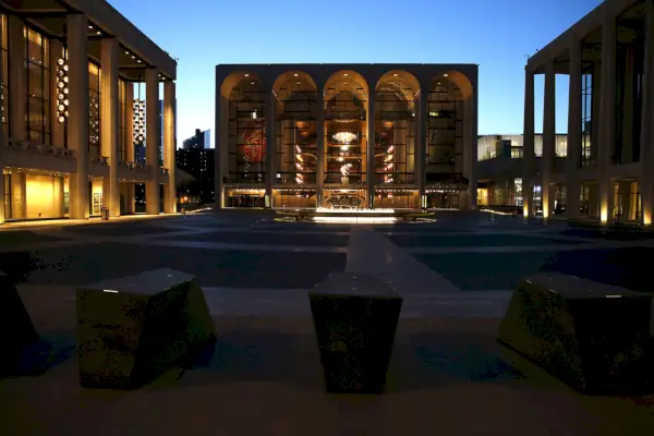 Met Operan valtavia Chagall-seinämaalauksia käytetään rauhoittamaan yhtiön velkojia