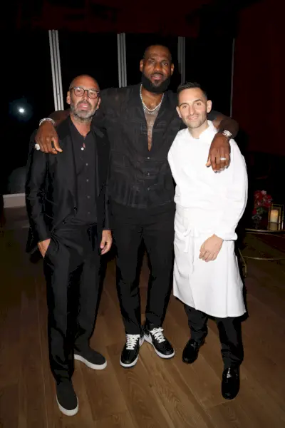 Alex Pirez, LeBron James ja Mario Carbone osallistuvat American Express Presents CARBONE BEACH -tapahtumaan lauantaina 4. toukokuuta 2024 Miami Beachissä, Floridassa. (Kuva Alexander Tamargo / Getty Images for American Express lahjoittaa CARBONE BEACHin)