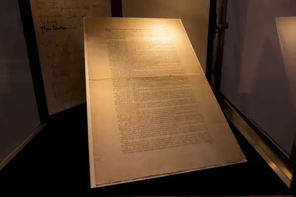 Kuva kellertävästä asiakirjasta laatikossa