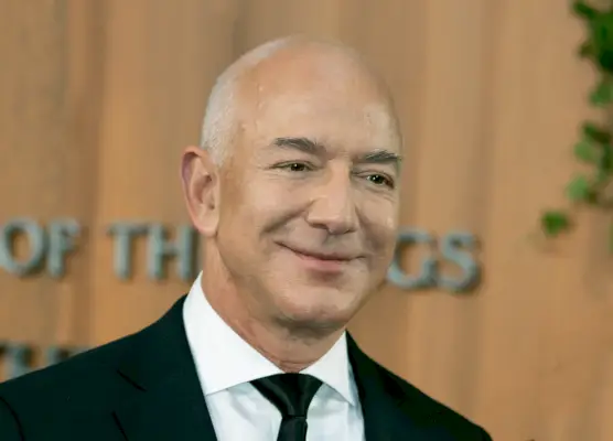 Jeff Bezos mustassa puvussa punaisella matolla