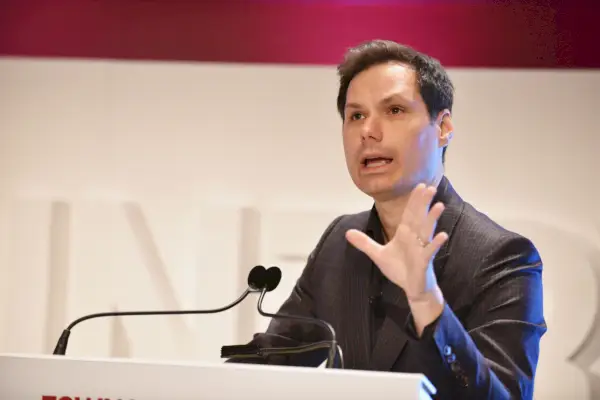 Michael Ian Black nazywa Mike’a Cernovicha „kolosalnym dupkiem” po ataku na Twitterze
