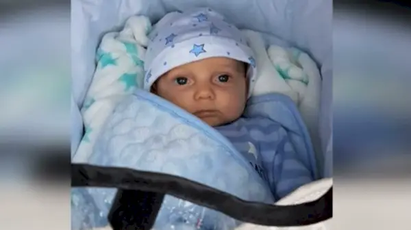Denna 8 månader gamla brittiska baby får en dödsdom